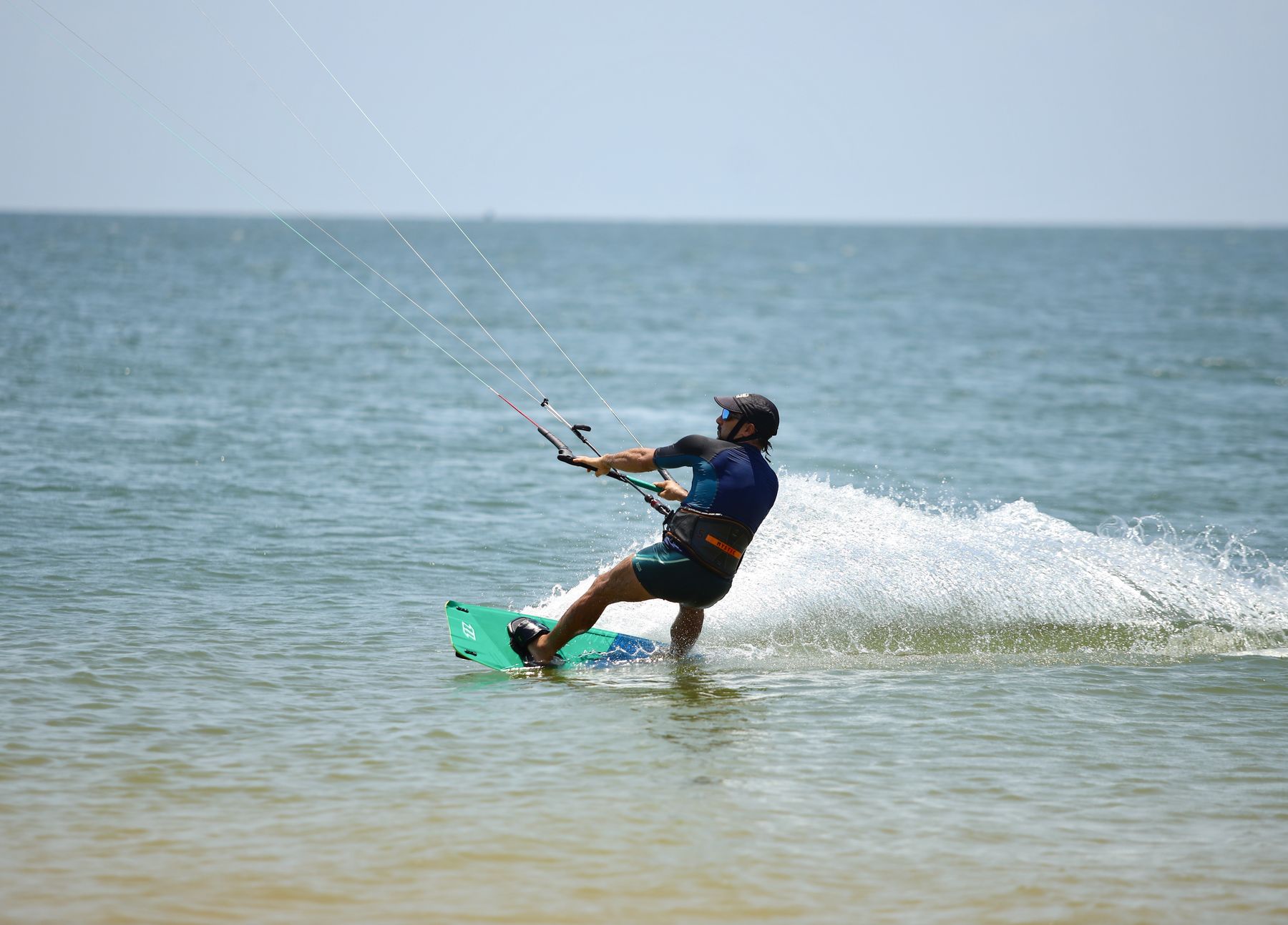 Kitesurfista velejando e levantando água no Tapajós