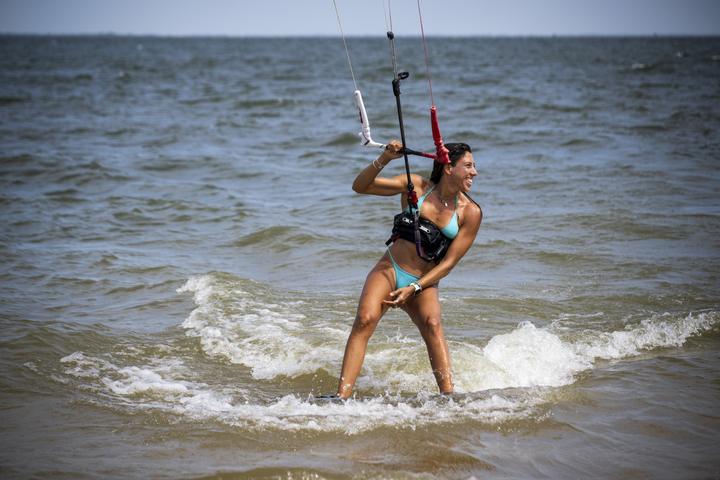 Aluna feliz na água