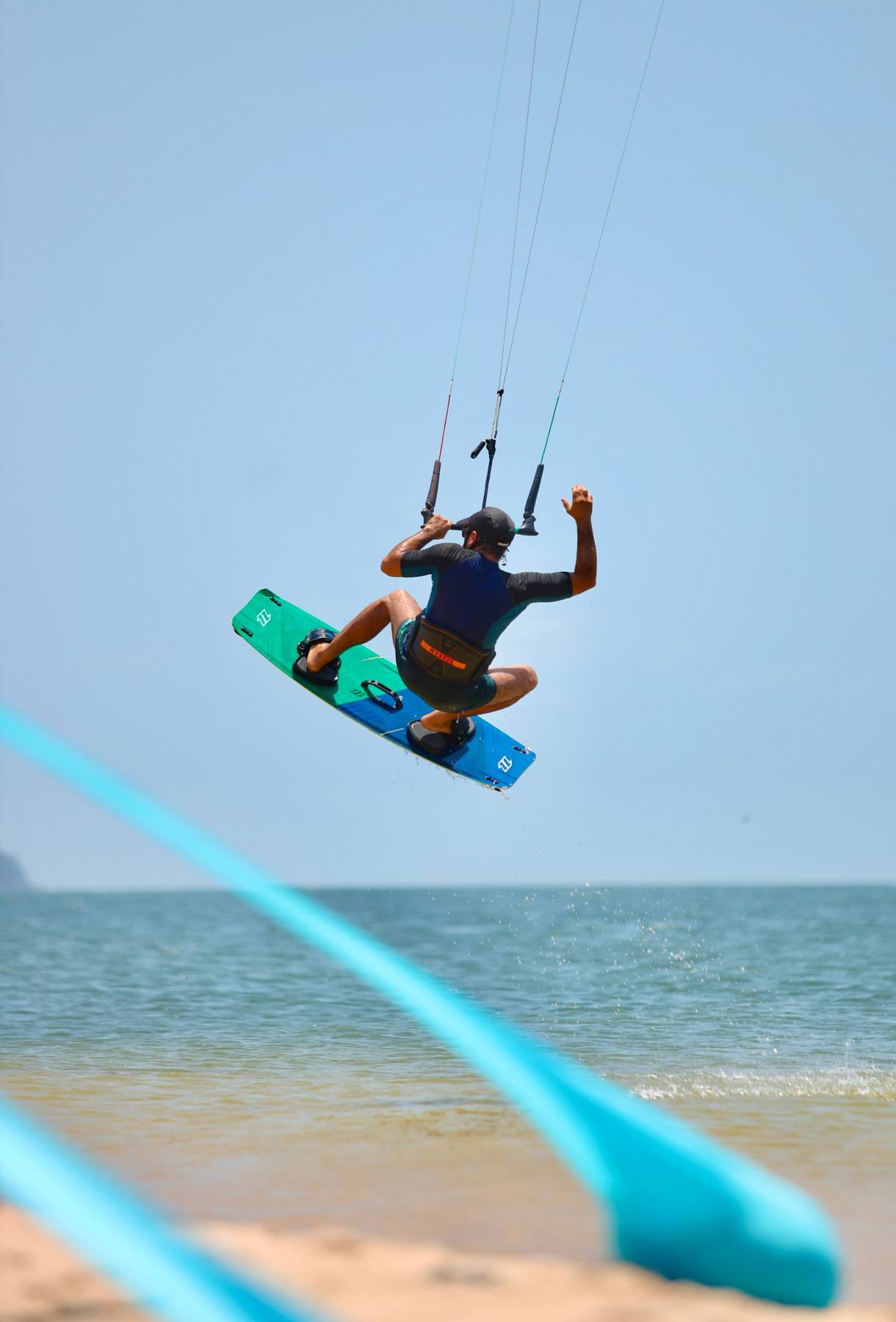 Kiter saltando perto da praia